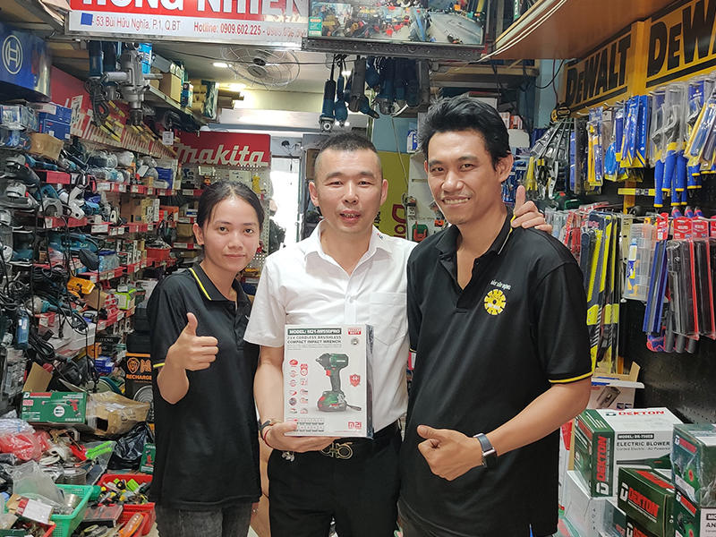 Nuestra empresa visita clientes vietnamitas